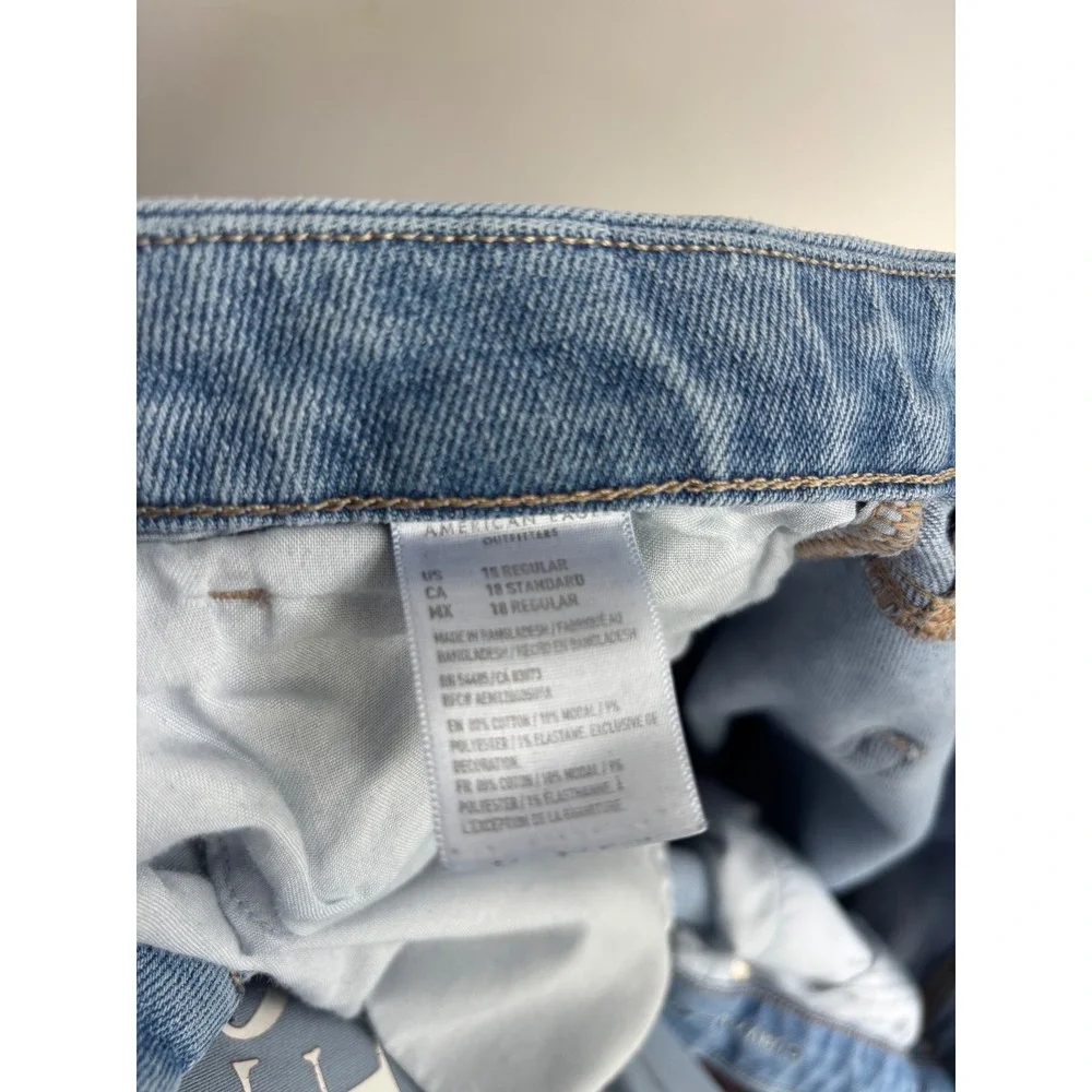 American Eagle Light Wash Distressed Mom Jeans Women 18 Regular